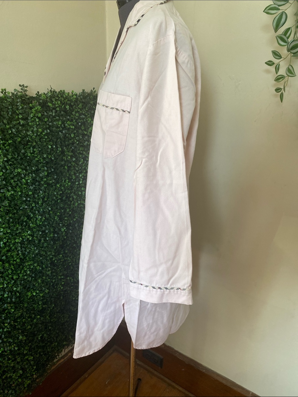 Burberry Pale Pink Button-Front Pajama Top with Signature Check Trim - Picture 4 of 8